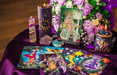 Atmosferik Tarot kartları aşk, kader ve duygusal temalar. Romantik ve mistik içerik için ideal. İllüstrasyon başyazısı. Avrupa, Ukrayna, Kyiv. 12 Nisan