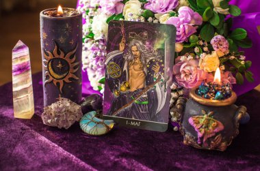 Atmosferik Tarot kartları aşk, kader ve duygusal temalar. Romantik ve mistik içerik için ideal. İllüstrasyon başyazısı. Avrupa, Ukrayna, Kyiv. 12 Nisan