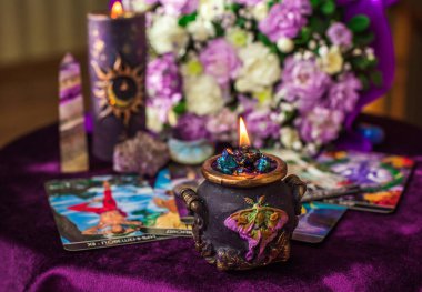 Atmosferik Tarot kartları aşk, kader ve duygusal temalar. Romantik ve mistik içerik için ideal. İllüstrasyon başyazısı. Avrupa, Ukrayna, Kyiv. 12 Nisan