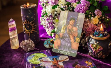 Atmosferik Tarot kartları aşk, kader ve duygusal temalar. Romantik ve mistik içerik için ideal. İllüstrasyon başyazısı. Avrupa, Ukrayna, Kyiv. 12 Nisan
