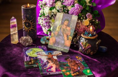 Atmosferik Tarot kartları aşk, kader ve duygusal temalar. Romantik ve mistik içerik için ideal. İllüstrasyon başyazısı. Avrupa, Ukrayna, Kyiv. 12 Nisan