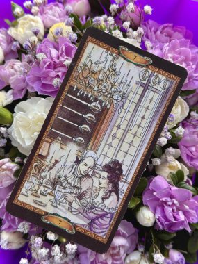 Atmosferik Tarot kartları aşk, kader ve duygusal temalar. Romantik ve mistik içerik için ideal. İllüstrasyon başyazısı. Avrupa, Ukrayna, Kyiv. 12 Nisan