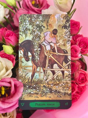 Atmosferik Tarot kartları aşk, kader ve duygusal temalar. Romantik ve mistik içerik için ideal. İllüstrasyon başyazısı. Avrupa, Ukrayna, Kyiv. 12 Nisan