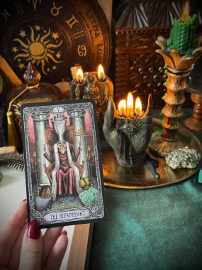 Atmosferik Tarot kartları aşk, kader ve duygusal temalar. Romantik ve mistik içerik için ideal. İllüstrasyon başyazısı. Avrupa, Ukrayna, Kyiv. 12 Nisan