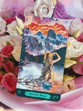 Atmosferik Tarot kartları aşk, kader ve duygusal temalar. Romantik ve mistik içerik için ideal. İllüstrasyon başyazısı. Avrupa, Ukrayna, Kyiv. 12 Nisan