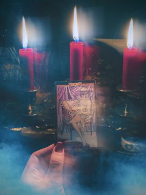 Atmosferik Tarot kartları aşk, kader ve duygusal temalar. Romantik ve mistik içerik için ideal. İllüstrasyon başyazısı. Avrupa, Ukrayna, Kyiv. 12 Nisan