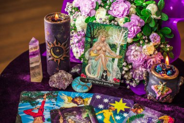 Atmosferik Tarot kartları aşk, kader ve duygusal temalar. Romantik ve mistik içerik için ideal. İllüstrasyon başyazısı. Avrupa, Ukrayna, Kyiv. 12 Nisan