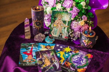 Atmosferik Tarot kartları aşk, kader ve duygusal temalar. Romantik ve mistik içerik için ideal. İllüstrasyon başyazısı. Avrupa, Ukrayna, Kyiv. 12 Nisan