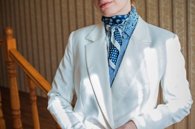 Zarif Eski Para Biçimli Aksesuarlar ve Klasik Kadın Gardırobu Detayları