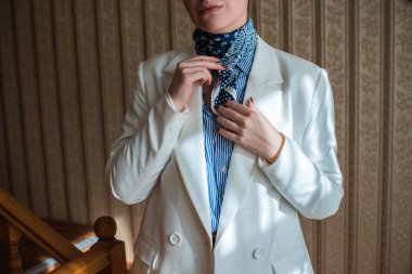 Zarif Eski Para Biçimli Aksesuarlar ve Klasik Kadın Gardırobu Detayları