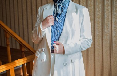 Zarif Eski Para Biçimli Aksesuarlar ve Klasik Kadın Gardırobu Detayları