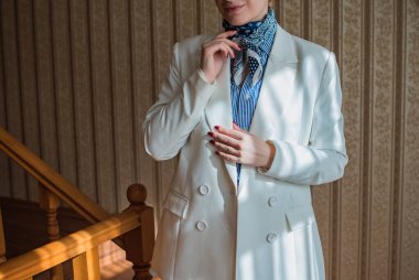 Zarif Eski Para Biçimli Aksesuarlar ve Klasik Kadın Gardırobu Detayları