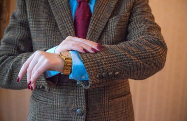 Zarif Eski Para Biçimli Aksesuarlar ve Klasik Kadın Gardırobu Detayları