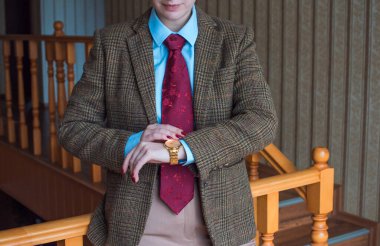 Zarif Eski Para Biçimli Aksesuarlar ve Klasik Kadın Gardırobu Detayları