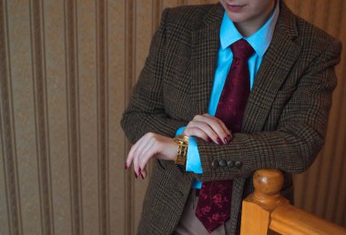 Zarif Eski Para Biçimli Aksesuarlar ve Klasik Kadın Gardırobu Detayları