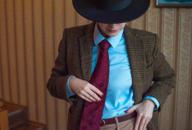 Zarif Eski Para Biçimli Aksesuarlar ve Klasik Kadın Gardırobu Detayları