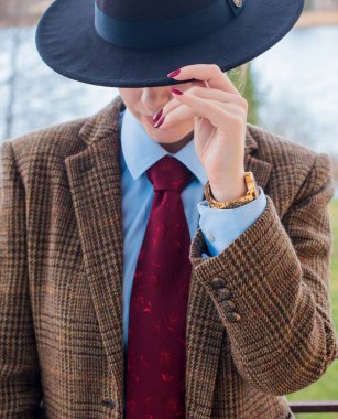 Zarif Eski Para Biçimli Aksesuarlar ve Klasik Kadın Gardırobu Detayları