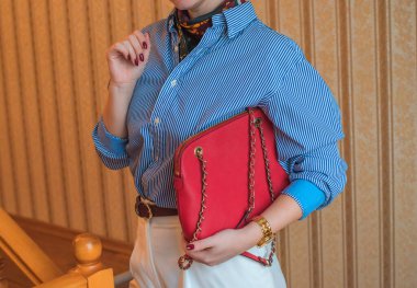 Zarif Eski Para Biçimli Aksesuarlar ve Klasik Kadın Gardırobu Detayları