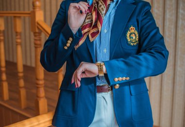 Zarif Eski Para Biçimli Aksesuarlar ve Klasik Kadın Gardırobu Detayları