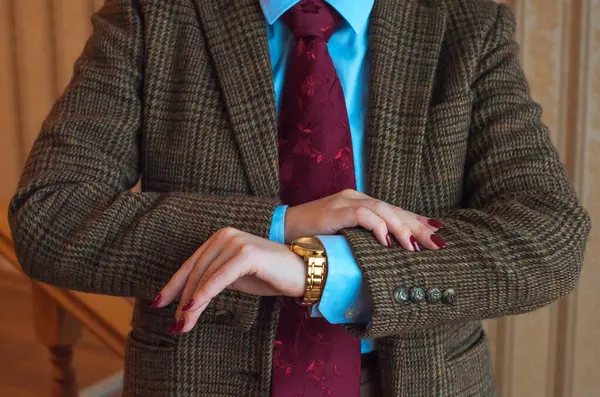 Zarif Eski Para Biçimli Aksesuarlar ve Klasik Kadın Gardırobu Detayları