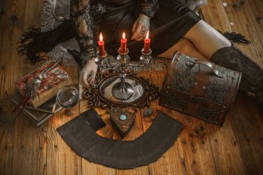 Tarot, Mumlar ve Mistik Ayin Aletleriyle Cadı Sunağı