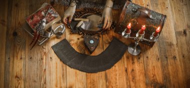 Tarot, Mumlar ve Mistik Ayin Aletleriyle Cadı Sunağı