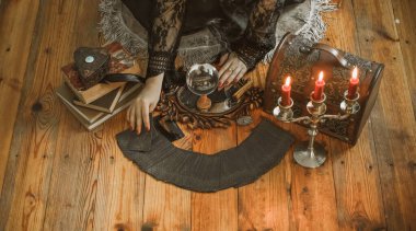 Tarot, Mumlar ve Mistik Ayin Aletleriyle Cadı Sunağı