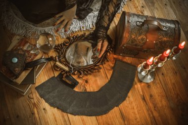 Tarot, Mumlar ve Mistik Ayin Aletleriyle Cadı Sunağı