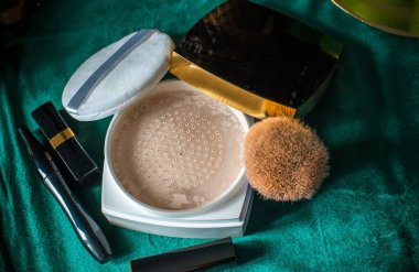 İnci Mücevher ve Yüz Pudrası ile Zarif Dişi Flatlay