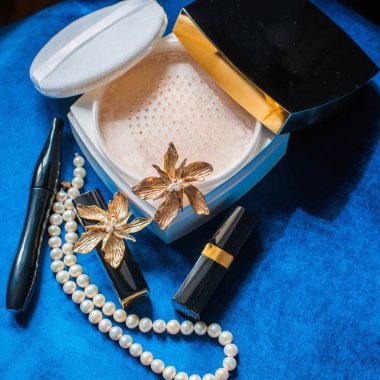 İnci Mücevher ve Yüz Pudrası ile Zarif Dişi Flatlay