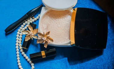 İnci Mücevher ve Yüz Pudrası ile Zarif Dişi Flatlay