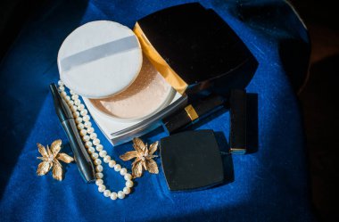 İnci Mücevher ve Yüz Pudrası ile Zarif Dişi Flatlay