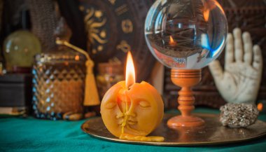Mum, kristal top, el falı ve çay ile mistik kehanet ayini