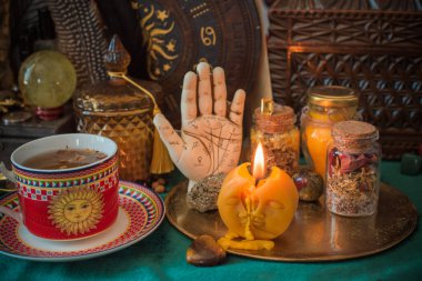 Mum, kristal top, el falı ve çay ile mistik kehanet ayini