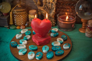 Mum, kristal top, el falı ve çay ile mistik kehanet ayini