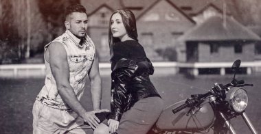 90 'ların klasik filminde romantik genç bir çift.