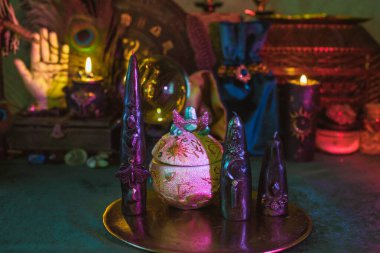 Kristalli Ay Ritüeli Mum ve Sunak Mistik Gece Manevi Sahnesi