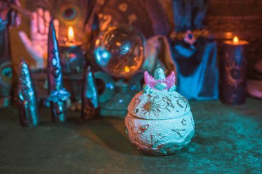 Kristalli Ay Ritüeli Mum ve Sunak Mistik Gece Manevi Sahnesi