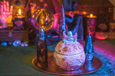 Kristalli Ay Ritüeli Mum ve Sunak Mistik Gece Manevi Sahnesi