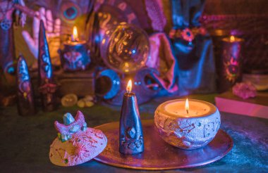 Kristalli Ay Ritüeli Mum ve Sunak Mistik Gece Manevi Sahnesi