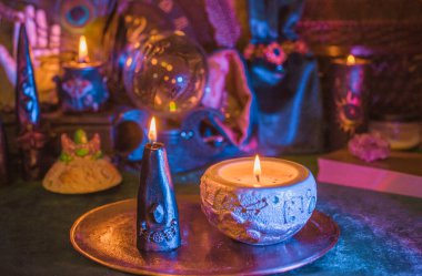 Kristalli Ay Ritüeli Mum ve Sunak Mistik Gece Manevi Sahnesi