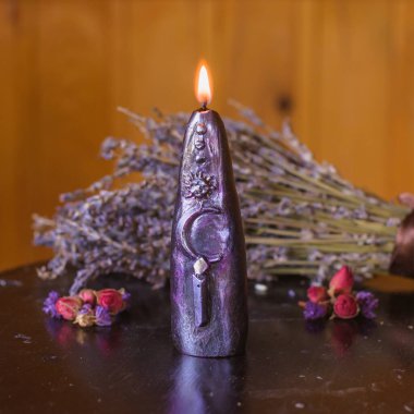 Lavanta ve Güller Cottagecore Sihirli Sahnesi ile Mum Niyet Ritüeli