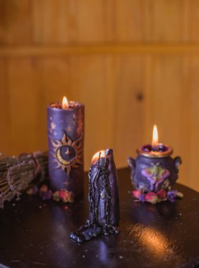Lavanta ve Güller Cottagecore Sihirli Sahnesi ile Mum Niyet Ritüeli