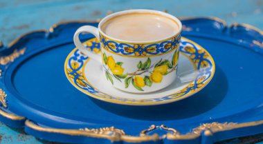 Mavi tepside klasik limon çayı bardağı. Akdeniz yaz konsepti