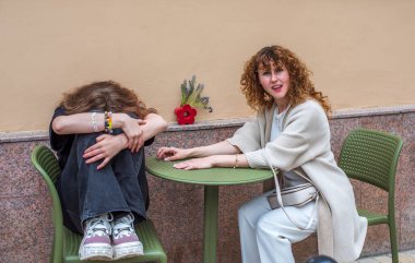 Nesil çatışması. Anne ve Genç Kız arasındaki münakaşa. İki Kadın Arasındaki Aile Gerginliği