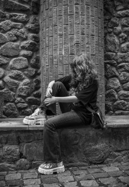 Modern Emo: Bir Genç Sessiz Fırtına. Aşırı uyarılma ve iç kaos çağındaki ergenlik portresi..