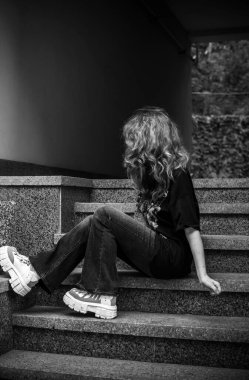 Modern Emo: Bir Genç Sessiz Fırtına. Aşırı uyarılma ve iç kaos çağındaki ergenlik portresi..