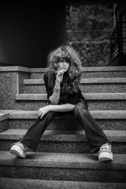 Modern Emo: Bir Genç Sessiz Fırtına. Aşırı uyarılma ve iç kaos çağındaki ergenlik portresi..