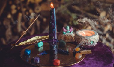 Dolunayda Siyah Mum Yakma Töreni. Esrarengiz Dönüşüm Seremonisi