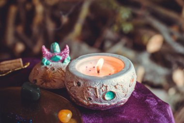 Dolunayda Siyah Mum Yakma Töreni. Esrarengiz Dönüşüm Seremonisi